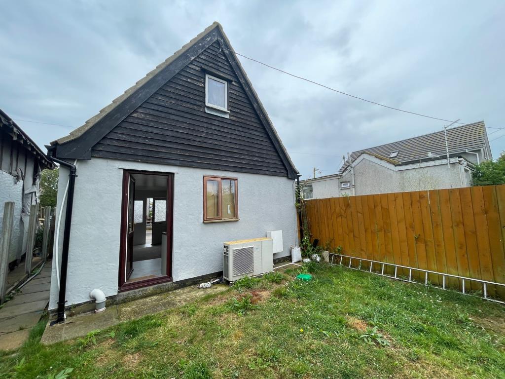 Lot: 101 - DETACHED BUILDING WITH POTENTIAL - Rear elevation of the building